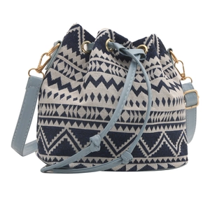 Borsa a secchiello tessuta in stile etnico con motivo geometrico blu e tracolla in finta pelle