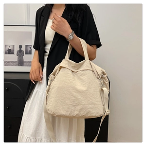 Grand sac fourre-tout beige en nylon avec bandoulière et texture froissée naturelle