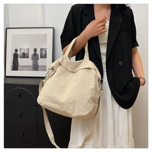 Détail du grand sac cabas blanc crème avec tissu texturé et bandoulière amovible