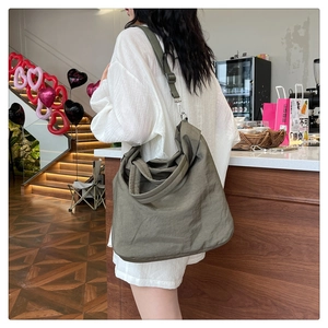Grand sac fourre-tout polyvalent en nylon vert olive avec bandoulière réglable et style décontracté