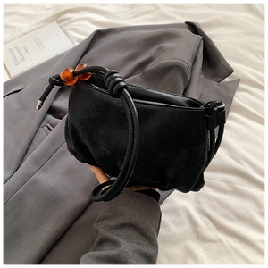 Detalle del bolso nube plisado negro con cuentas de ámbar y asa de cuero nudo