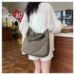Grand sac fourre-tout en nylon vert olive porté par un mannequin, vue de dos