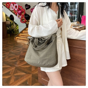 Détail du grand sac cabas en nylon vert armée montrant le tissu et la texture