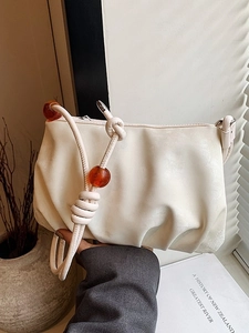 Bolso nube plisado crema chic con cuentas de ámbar y correa de hombro con nudos