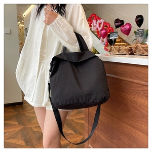 Vue détaillée du grand sac cabas noir en toile avec bandoulière réglable amovible