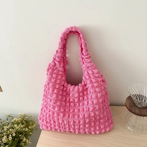 Detailaufnahme der pinkfarbenen Popcorn-Textur an dieser lässigen Polyester-Tasche