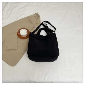 Vue détaillée de dessus d'un sac cabas multifonctionnel en toile noire style lifestyle