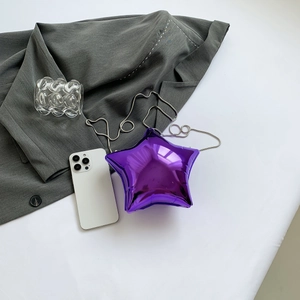 Sac bandoulière violet en forme d'étoile avec chaîne argentée et fini brillant