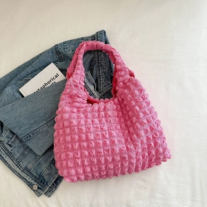 Detailansicht der strukturierten rosafarbenen Puff-Cloud-Tasche aus Bubble-Stoffgewebe