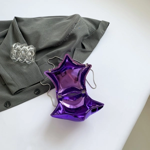 Détail du sac étoile violet métallisé montrant les charnières et la fine chaîne argent