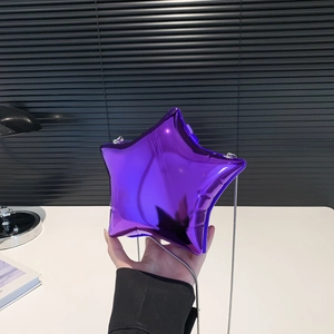 Détail du sac à bandoulière en forme d'étoile violette brillante avec finition métallique