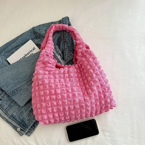 Detailaufnahme der pinkfarbenen Popcorn-Textur eines stilvollen Canvas-Shoppers