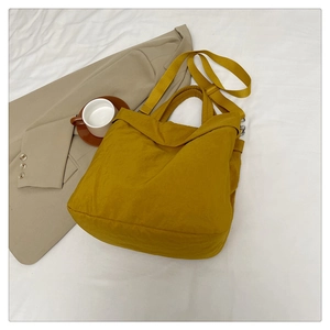 Détail du grand sac cabas jaune gingembre avec bandoulière réglable et amovible