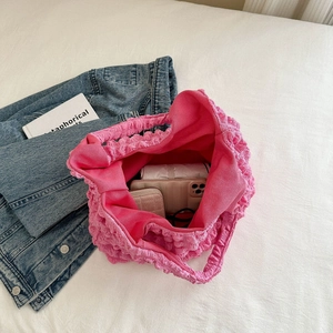 Nahaufnahme der pinken Puff-Stoff-Tasche mit Fokus auf Innenraum und Textur