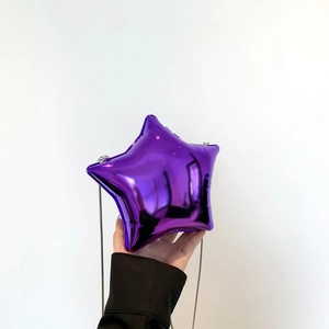 Détail du sac bandoulière violet en forme d'étoile avec fini métallisé et chaîne argentée