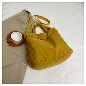 Détail du grand cabas jaune gingembre avec bandoulière réglable et texture en nylon