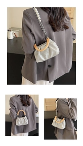 Sac seau plissé argenté avec poignée en bois et détails de grandes perles sur chaîne