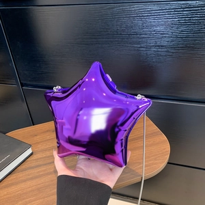 Détail macro du sac à main brillant en forme d'étoile violette avec chaîne argentée