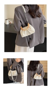 Détail du sac seau plissé blanc cassé avec poignée en bois et bandoulière en perles