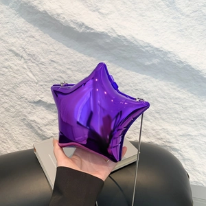 Détail d'un sac bandoulière violet en forme d'étoile avec fini miroir et chaîne argentée
