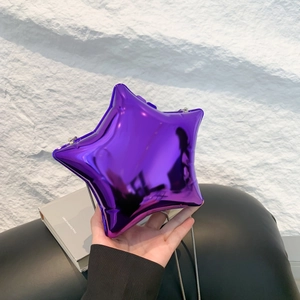 Gros plan d'un sac bandoulière violet en forme d'étoile avec une chaîne argentée