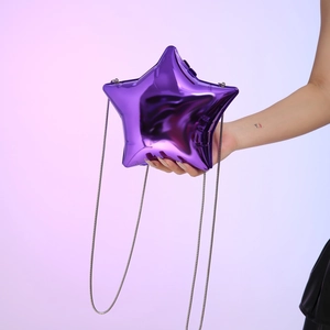Vue détaillée du mini sac violet en forme d'étoile avec bandoulière chaîne argent