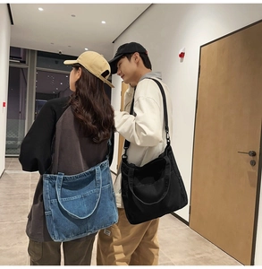 Grande borsa tote in denim lavato con tasca laterale e dettaglio tracolla regolabile