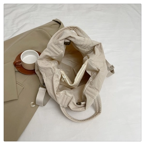 Vue intérieure du sac fourre-tout en nylon beige avec poche zippée et boucle en métal