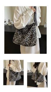 Detail of the leopard print canvas tote bag with wide shoulder strap for comfort