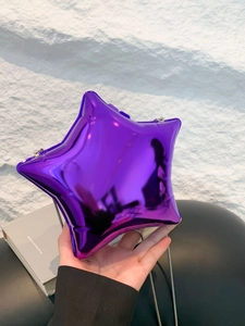 Petit sac bandoulière en forme d'étoile violette métallisée avec chaîne argentée
