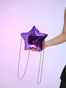 Mini sac bandoulière violet en forme d'étoile avec fini miroir métallique et chaîne argent