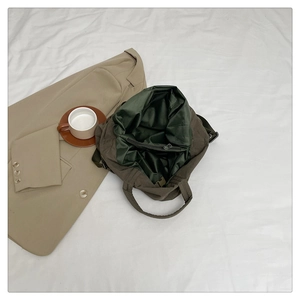 Détail du sac cabas marron avec doublure intérieure verte et poche zippée pratique