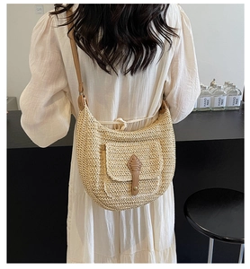 Detailansicht der Stroh-Hobo-Tasche mit Webstruktur und braunem Lederriemen am Model