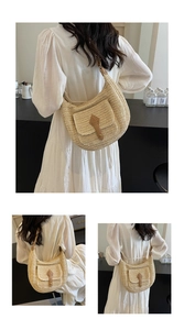 Detailaufnahme der handgewebten Strohschultertasche mit Lederklappe und Trageriemen