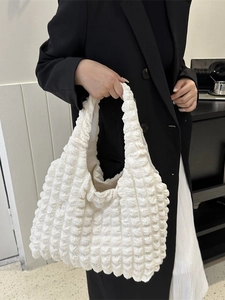Schicke weiße Tragetasche mit Popcorn-Textur für Damen mit großem Fassungsvermögen Puff-Stil