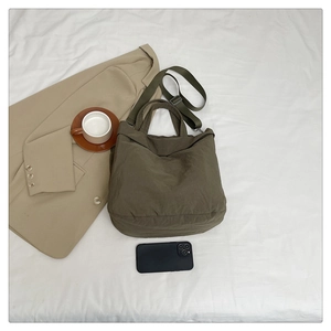 Détail macro du sac cabas vert olive foncé avec bandoulière réglable et grande capacité