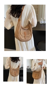 Detailansicht der Stroh-Schultertasche mit Lederriemen und Tasche zum weißen Kleid