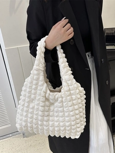 Weiße Puffy-Cloud-Einkaufstasche mit Popcorn-Struktur im minimalistischen Stil