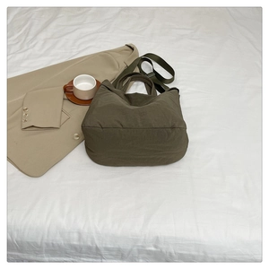 Détails du sac fourre-tout en nylon vert olive avec poignées et bandoulière large