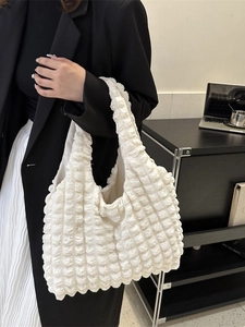 Minimalistische weiße Cloud-Schultertasche mit Bubble-Textur für den täglichen Gebrauch