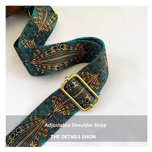 Detail eines gewebten Bohemian-Taschenriemens mit verstellbarer mattgoldener Schnalle