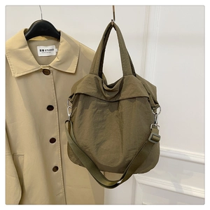 Détail du grand sac cabas en nylon vert olive avec larges anses et texture souple
