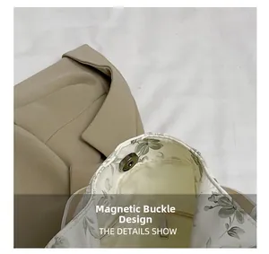 Vue macro détaillée de la fermeture magnétique et de la doublure florale du sac fourre-tout