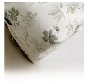 Détail des coutures précises et de la texture en toile florale du grand cabas