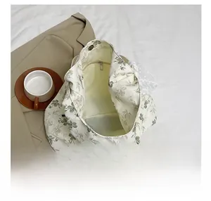 Détails de l'intérieur du sac fourre-tout en toile à fleurs avec poche zippée et aimant