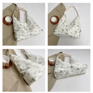 Détails du sac cabas floral en toile avec bordure en dentelle blanche et motifs vintage