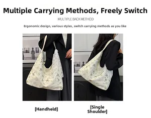 Sac fourre-tout en toile à fleurs avec dentelle, porté à la main et sur l'épaule