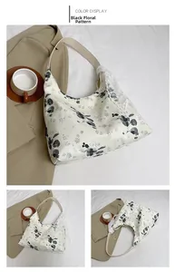 Détail du sac hobo avec motif floral noir et décoration en ruban de dentelle