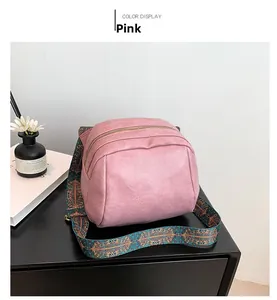 Detailansicht der rosa Muschel-Tasche aus PU mit breitem Schultergurt im Ethno-Stil