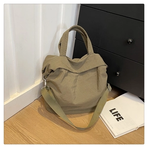 Détail du sac fourre-tout en nylon vert olive avec texture, poignée et bandoulière